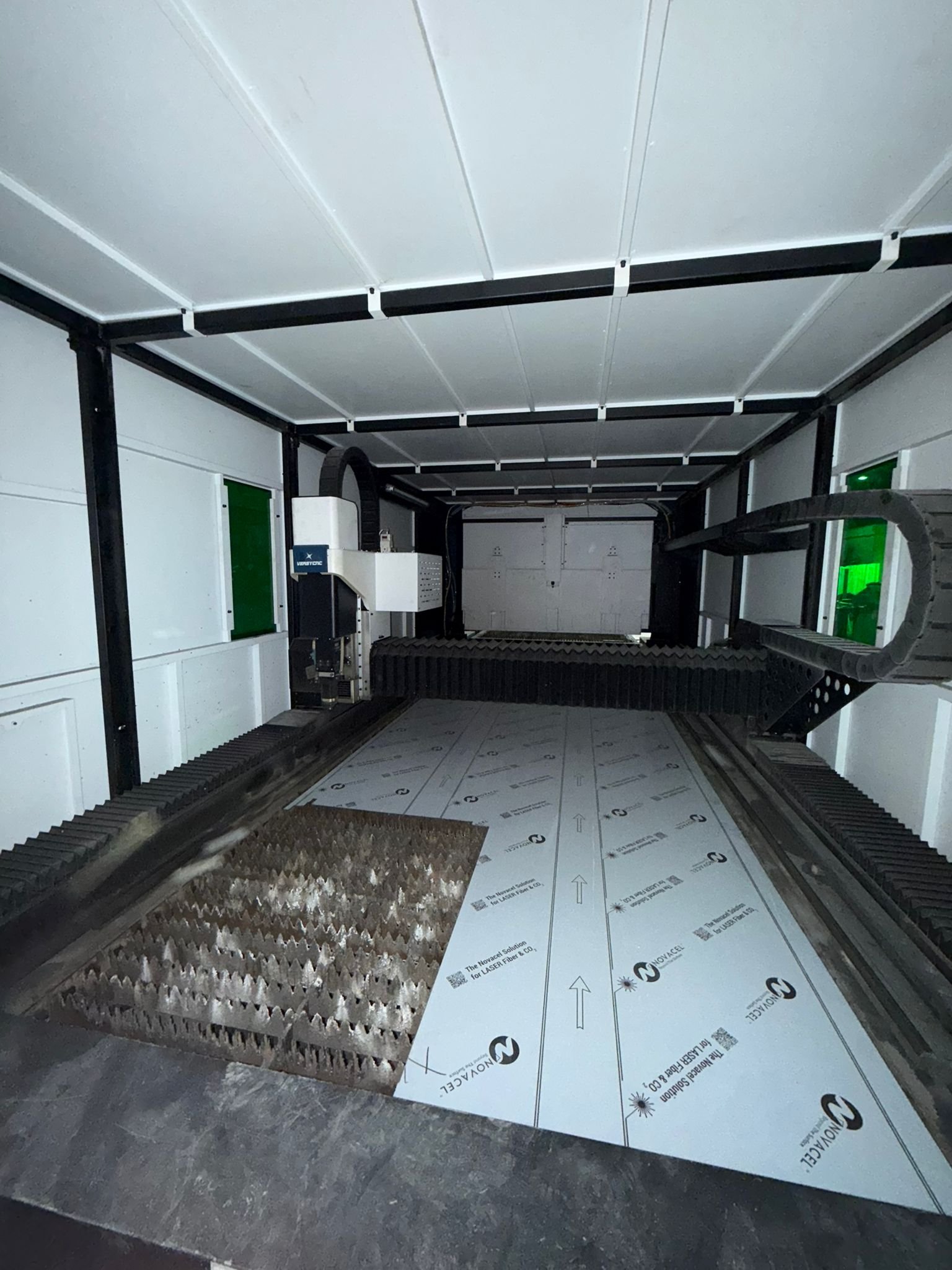 Laser cutting bed