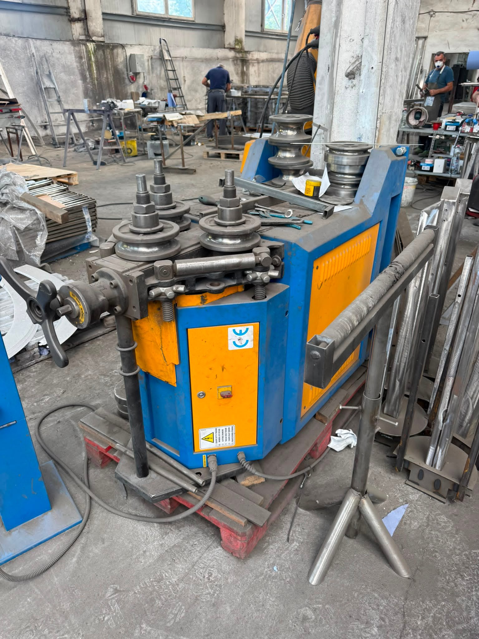 Tube bending machine